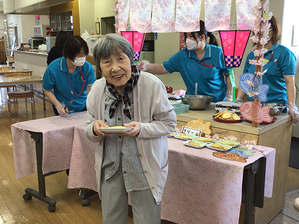 毎年恒例の野外食